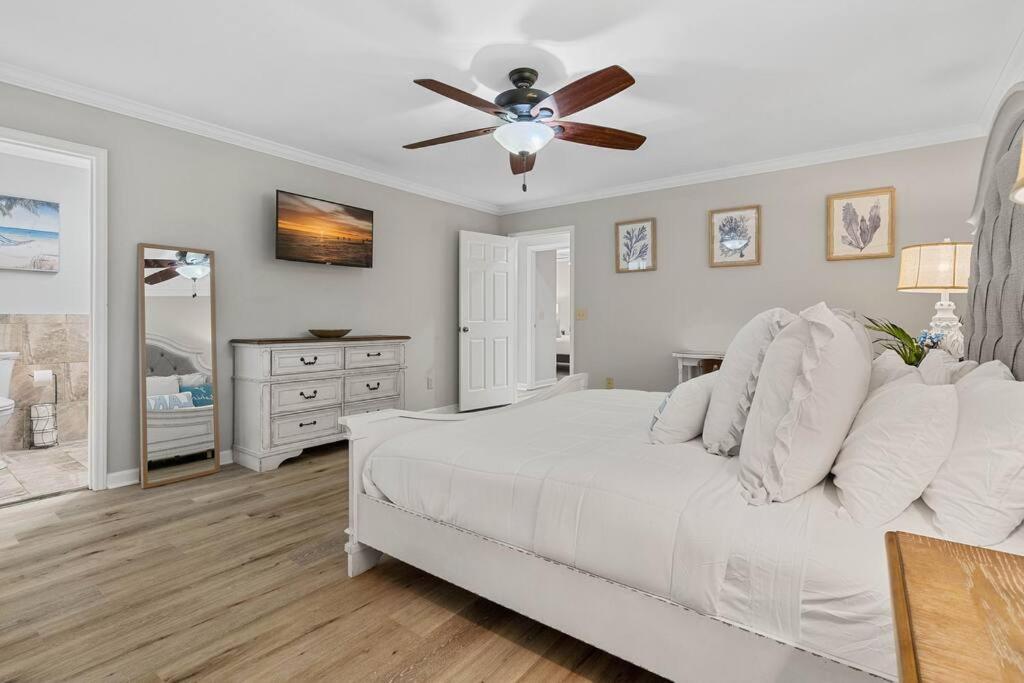 Holiday home Cozy - Jacuzzi King Bed Marina Access Mooresville