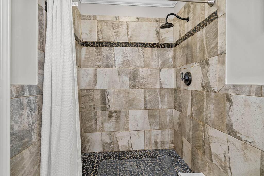 Holiday home Cozy - Jacuzzi King Bed Marina Access Mooresville